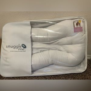 Snuggle me organic! Gently used. Comes with a white cover.